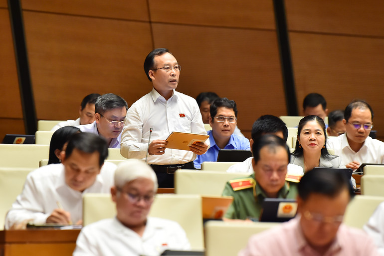 Đại biểu Trần Văn Tuấn (Đoàn tỉnh Bắc Giang) nêu quan điểm tại phiên họp. (Ảnh: THỦY NGUYÊN)