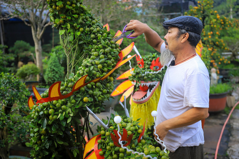 Nghệ nhân Trương Ngọc Xuân bên tác phẩm của mình.