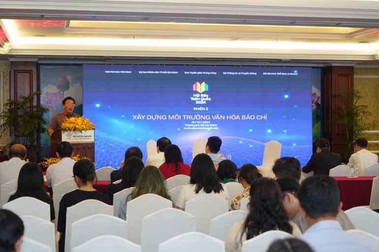 Ông Đoàn Minh Long, Chủ tịch Hội Nhà báo tỉnh Khánh Hòa phát biểu tại tọa đàm.