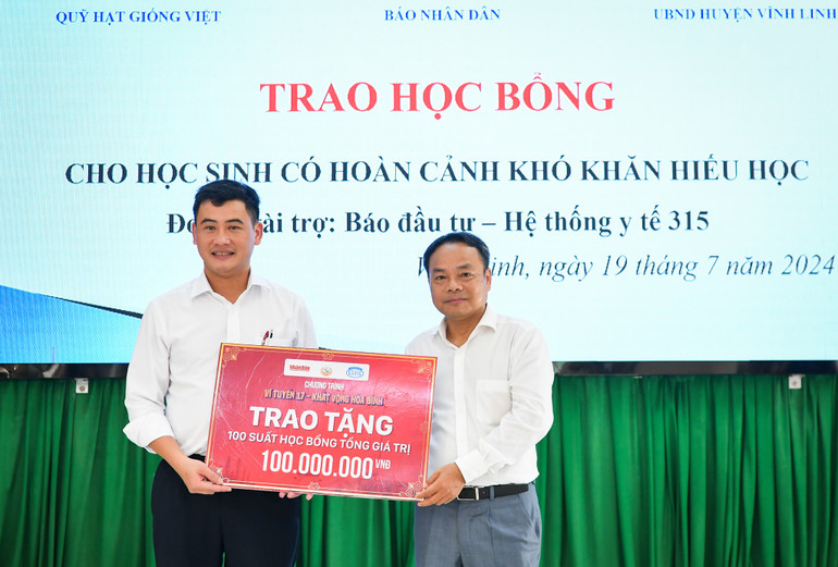 Trao tặng 100 suất học bổng trị giá 100 triệu đồng cho các học sinh có hoàn cảnh khó khăn hiếu học. Trao tặng 100 suất học bổng trị giá 100 triệu đồng cho các học sinh có hoàn cảnh khó khăn hiếu học.