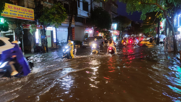Điểm úng ngập xuất hiện tại đường Chiến Thắng (Hà Đông) sau cơn mưa chiều 30/5.
