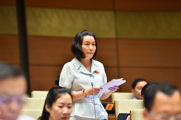 Đại biểu Nguyễn Minh Tâm (Đoàn tỉnh Quảng Bình) đề nghị cần làm rõ các quy định liên quan đến khái niệm cha, mẹ, anh, chị, em... trong dự thảo Luật Đấu giá tài sản. (Ảnh: THỦY NGUYÊN)