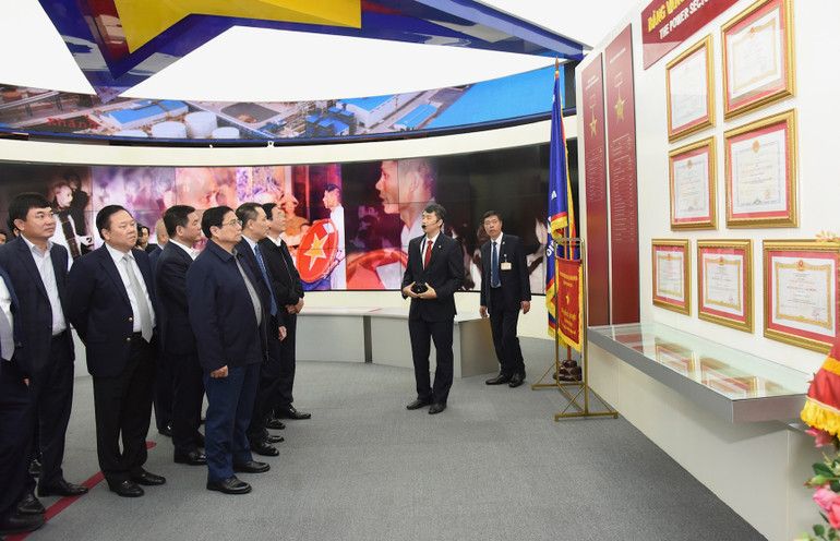 Thủ tướng Phạm Minh Chính thăm phòng truyền thống của Tập đoàn EVN. (Ảnh: Trần Hải)
