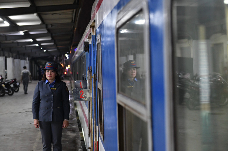 Mỗi nhân viên trên chuyến tàu cuối năm mang trong mình rất nhiều tâm sự... Mỗi nhân viên trên chuyến tàu cuối năm mang trong mình rất nhiều tâm sự...