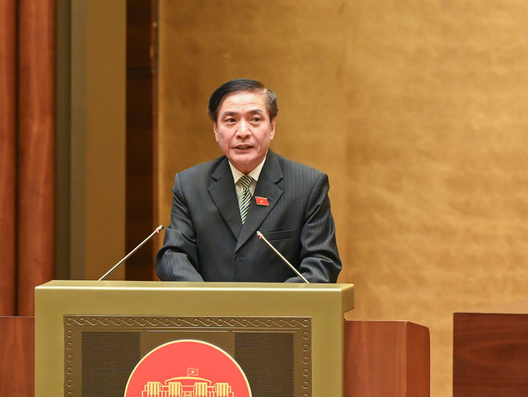 Ủy viên Ủy ban Thường vụ Quốc hội, Tổng Thư ký Quốc hội Bùi Văn Cường trình bày báo cáo tại phiên họp.