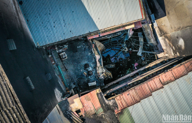 Hiện trường vụ cháy nhà trọ tại đường Trung Kính rạng sáng 24/5.