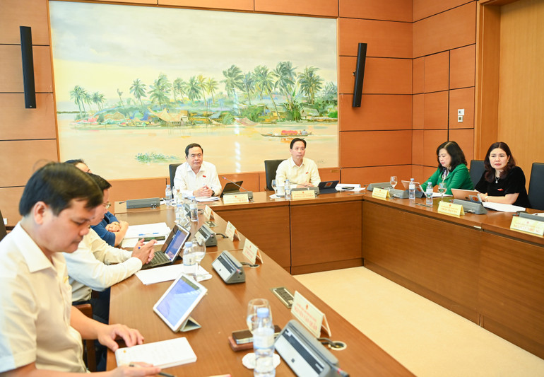 Quang cảnh phiên làm việc chiều 26/10 tại Tổ 13. (Ảnh: DUY LINH)