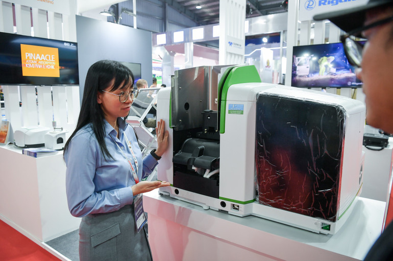 Trong ảnh là thiết bị phân tích các chất của PerkinElmer - đối tác của HTI Group. Trong ảnh là thiết bị phân tích các chất của PerkinElmer - đối tác của HTI Group.