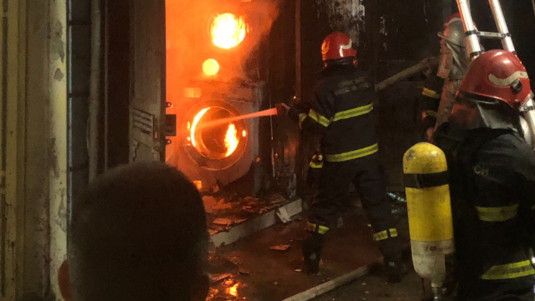 Cảnh sát Phòng cháy chữa cháy tiếp cận và chữa cháy tại hiện trường. Cảnh sát Phòng cháy chữa cháy tiếp cận và chữa cháy tại hiện trường.