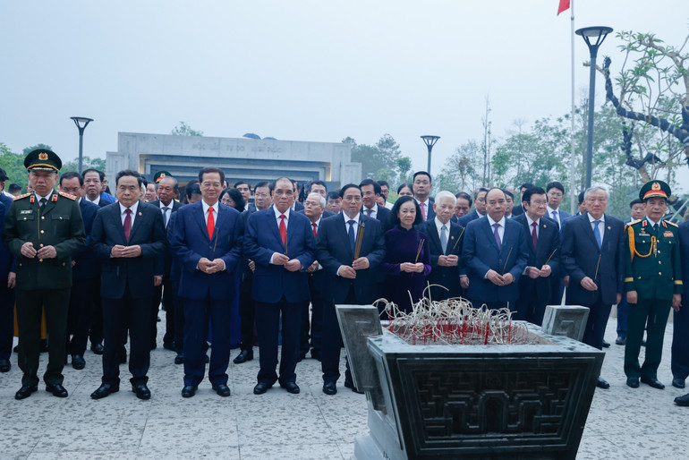 Các đồng chí lãnh đạo, nguyên lãnh đạo Đảng và Nhà nước làm lễ dâng hương tri ân các Anh hùng liệt sĩ tại Đền thờ Liệt sĩ tại Chiến trường Điện Biên Phủ.