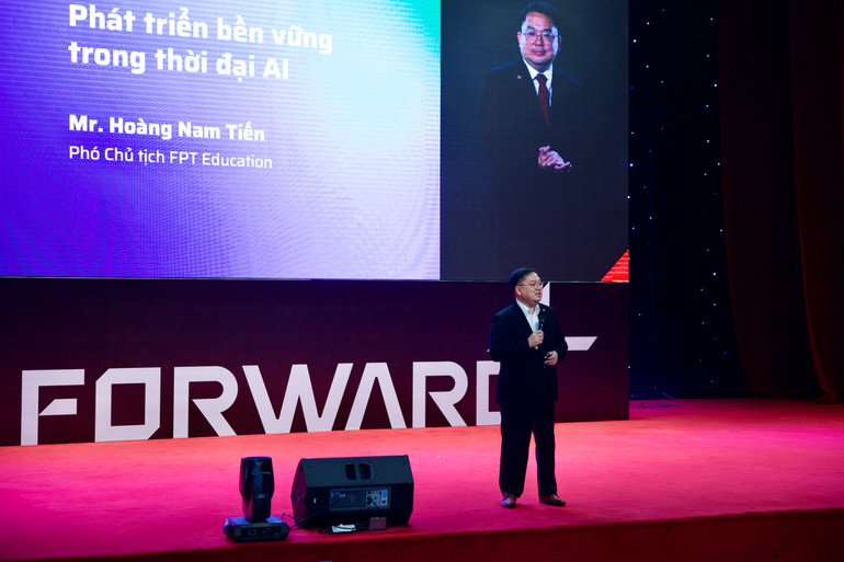 Khẳng định tại Đại hội Sales và Marketting toàn quốc VSMCamp, Phó Chủ tịch FPT Education Hoàng Nam Tiến khẳng định, trong kỷ nguyên AI, mỗi cá nhân cần có một “trợ lý AI” để hỗ trợ học tập và phát triển. AI sẽ là cánh tay nối dài, nhưng con người vẫn là yếu tố cốt lõi quyết định.