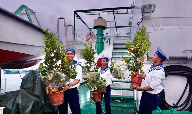 Lá dong cây quất, cùng thực phẩm được vận chuyển từ tàu lên các đảo ở Trường Sa. Lá dong cây quất, cùng thực phẩm được vận chuyển từ tàu lên các đảo ở Trường Sa.