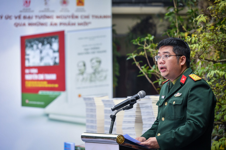 Trung tá Nguyễn Chí Đức chia sẻ, cuốn sách như lời hứa của ba ông với ông bà và các bậc tiền nhân với mong muốn để độc giả, đặc biệt là các bạn trẻ có thêm một góc nhìn khác, chân thực và gần gũi hơn về những con người thuộc thời đại Hồ Chí Minh. Trung tá Nguyễn Chí Đức chia sẻ, cuốn sách như lời hứa của ba ông với ông bà và các bậc tiền nhân với mong muốn để độc giả, đặc biệt là các bạn trẻ có thêm một góc nhìn khác, chân thực và gần gũi hơn về những con người thuộc thời đại Hồ Chí Minh.