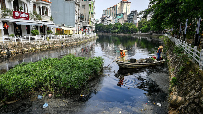 Một vấn đề đáng lo ngại khác là tình trạng gia tăng ô nhiễm nguồn nước do “sức ép” của quá trình phát triển kinh tế cũng như đô thị hóa tăng nhanh. Một vấn đề đáng lo ngại khác là tình trạng gia tăng ô nhiễm nguồn nước do “sức ép” của quá trình phát triển kinh tế cũng như đô thị hóa tăng nhanh.