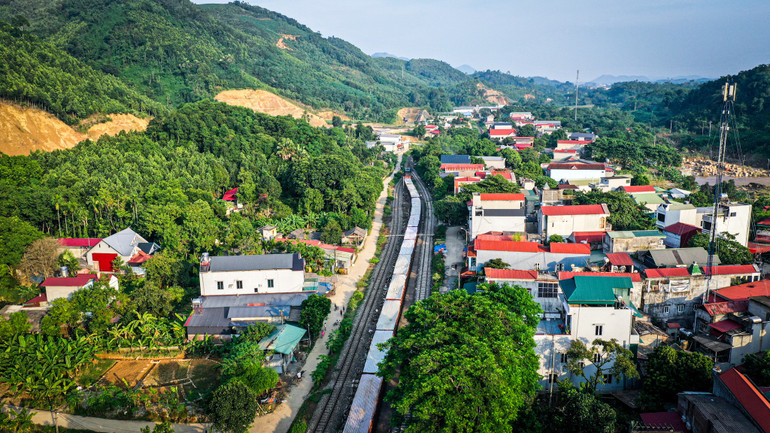 Chuyến tàu đầu tiên chạy trên tuyến từ Lào Cai về Hà Nội sau khi tuyến được thông.