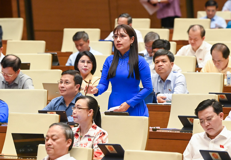 Đại biểu Châu Quỳnh Giao chất vấn tại phiên làm việc chiều 5/6. (Ảnh: DUY LINH)