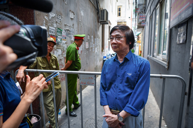 Chủ tịch Hội Quy hoạch phát triển đô thị Việt Nam Trần Ngọc Chính trả lời báo chí tại hiện trường vụ cháy. (Ảnh: Thành Đạt)