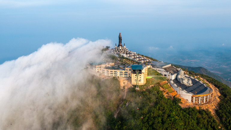 Vẻ linh thiêng của núi Bà Đen từ góc nhìn trên cao. (Ảnh: THÀNH ĐẠT)