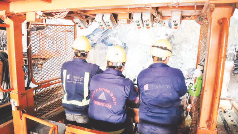 Công nhân thi công đào hầm. Công nhân thi công đào hầm.