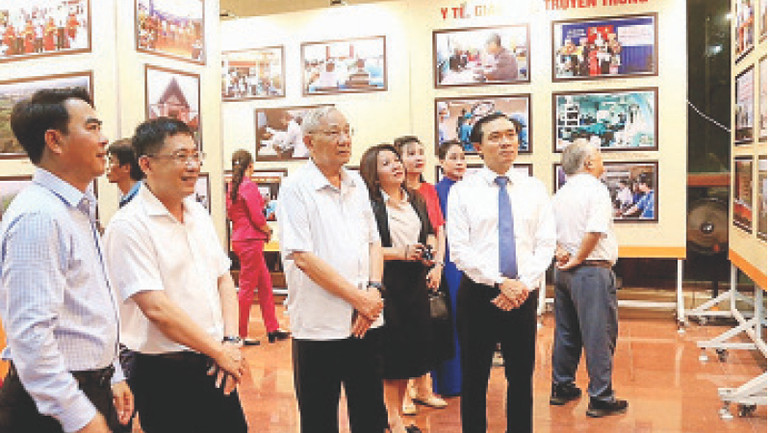 Phụ nữ xã Quảng Trung, thị xã Ba Đồn (Quảng Bình) chăm sóc hàng rào xanh mướt quanh đường làng.