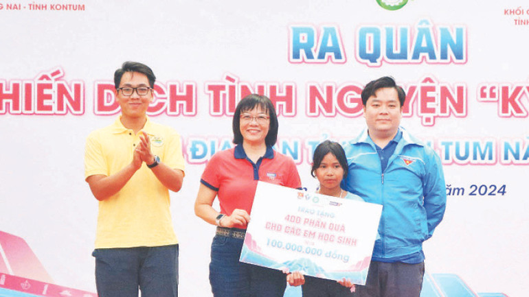 Ban tổ chức chiến dịch “Kỳ nghỉ hồng” trao 400 phần quà tặng các học sinh. Ban tổ chức chiến dịch “Kỳ nghỉ hồng” trao 400 phần quà tặng các học sinh.