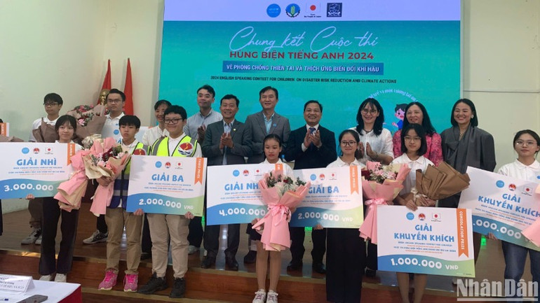 Các thí sinh chụp ảnh cùng Ban tổ chức và Ban giám khảo cuộc thi.