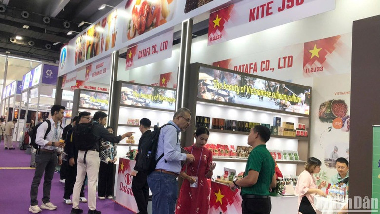 Khu gian hàng Việt Nam đã tạo nên điểm nhấn lớn tại hội chợ.