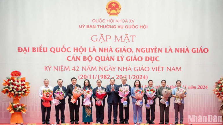 Chủ tịch Quốc hội Trần Thanh Mẫn tặng hoa chúc mừng các đại biểu Quốc hội là nhà giáo, nguyên là nhà giáo, cán bộ quản lý giáo dục. Ảnh: DUY LINH
