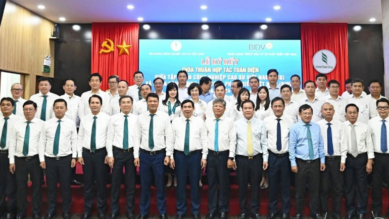 Lãnh đạo BIDV và VRG chụp ảnh lưu niệm tại Lễ ký kết. Lãnh đạo BIDV và VRG chụp ảnh lưu niệm tại Lễ ký kết.