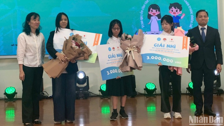 Các thí sinh đạt giải Nhì cuộc thi Cuộc thi “Hùng biện tiếng Anh cho trẻ em về phòng, chống thiên tai và thích ứng biến đổi khí hậu 2024”.