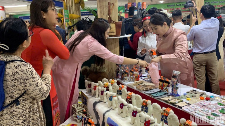 Gian hàng trưng bày các sản phẩm của doanh nghiệp Mông Cổ tại Hội chợ.