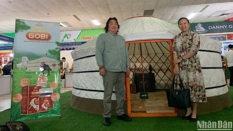 Nhiều khách tham quan check in tại các gian hàng của doanh nghiệp Mông Cổ.