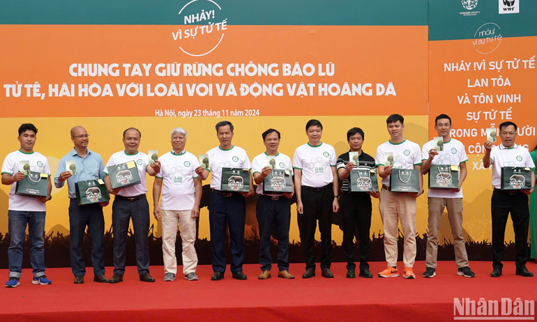 Ban tổ chức còn trao hộ chiếu và dấu, xác nhận điểm đến cho 34 vườn quốc gia cùng các bên liên quan.