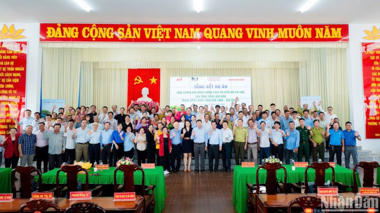 Các đại biểu chụp ảnh tại lễ tổng kết dự án “Tăng cường khả năng chống chịu với biến đổi khí hậu của cộng đồng ven biển thuộc Đồng bằng Sông Cửu Long – giai đoạn 1”.