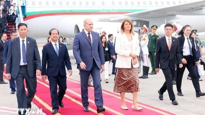 Tổng thống Bulgaria Rumen Radev và Phu nhân đến Hà Nội, bắt đầu thăm chính thức Việt Nam. Ảnh: TTXVN Tổng thống Bulgaria Rumen Radev và Phu nhân đến Hà Nội, bắt đầu thăm chính thức Việt Nam. Ảnh: TTXVN