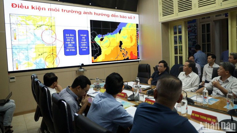 Các đại biểu tham dự cuộc họp ứng phó với bão số 7 (bão Yinxing) do Bộ Nông nghiệp và Phát triển nông thôn chủ trì chiều 8/11.