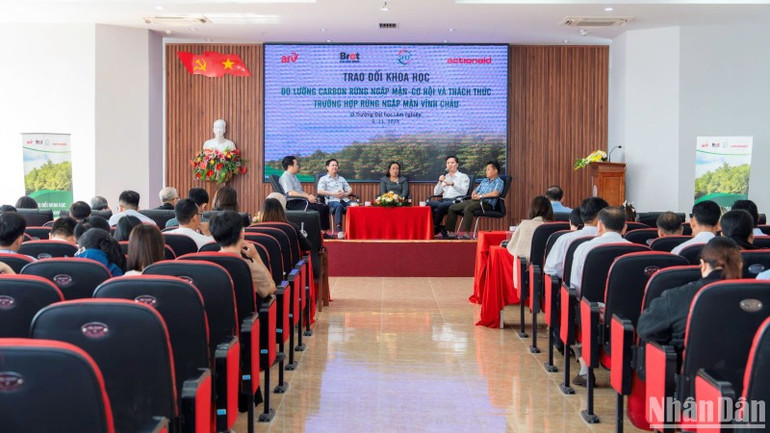 Toàn cảnh buổi Trao đổi khoa học “Đo lường carbon rừng ngập mặn, cơ hội và thách thức - Trường hợp rừng ngập mặn Vĩnh Châu” diễn ra tại trường Đại học Lâm nghiệp ngày 9/11, tại Hà Nội.