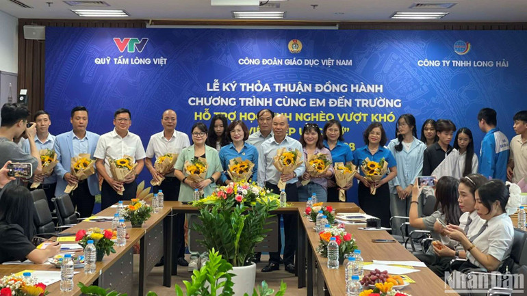 Sau 10 năm hoạt động, chương trình Cùng em đến trường đã kết nối, huy động các nguồn lực xã hội hỗ trợ hàng chục trường học, hàng trăm lớp học, hàng nghìn suất học bổng cùng áo ấm, xe đạp, sách vở đồ dùng học tập cho học sinh đến trường.