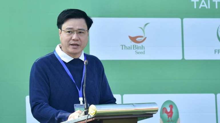 Ông Đàm Quang Thắng, Chủ tịch Hội Hóa chất nông nghiệp thành phố Hà Nội, đồng Trưởng Ban tổ chức nhấn mạnh phát biểu khai mạc giải bóng đá AgriCup 2024. Ông Đàm Quang Thắng, Chủ tịch Hội Hóa chất nông nghiệp thành phố Hà Nội, đồng Trưởng Ban tổ chức nhấn mạnh phát biểu khai mạc giải bóng đá AgriCup 2024.