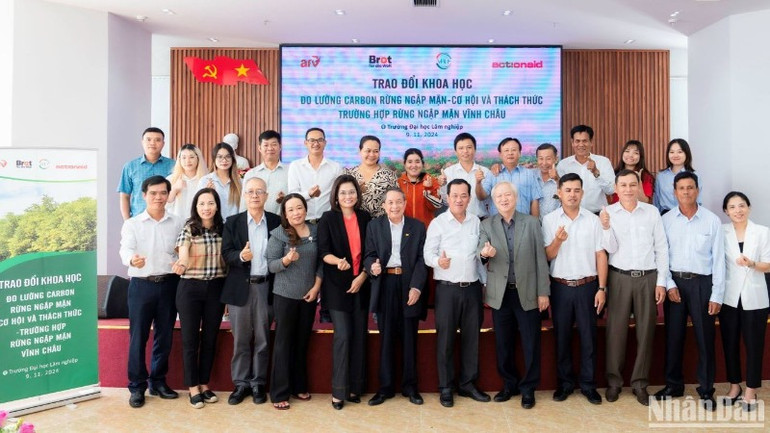 Các đại biểu tham gia tại buổi Trao đổi khoa học “Đo lường carbon rừng ngập mặn, cơ hội và thách thức - Trường hợp rừng ngập mặn Vĩnh Châu”