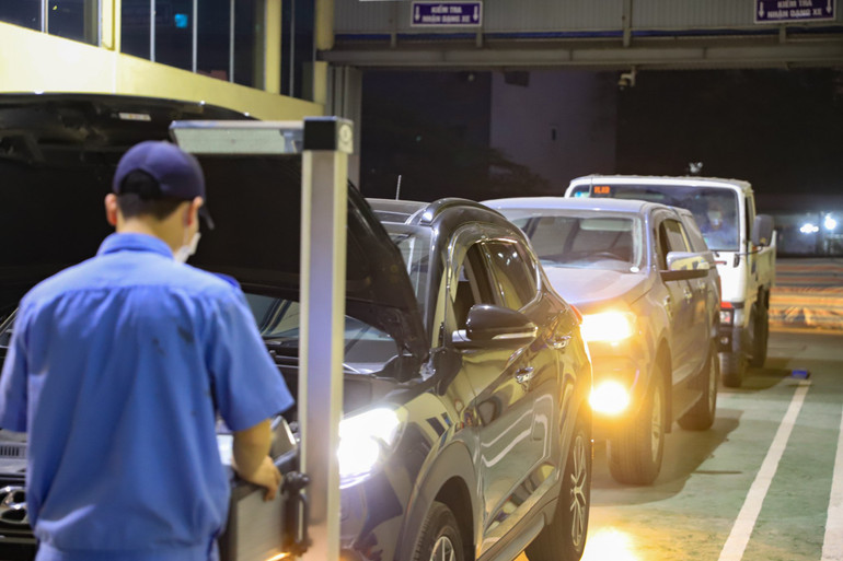 Với công suất phục vụ 160 xe trên 2 dây chuyền kiểm định, Trung tâm đăng kiểm 2927D vẫn rơi vào tình trạng quá tải, phải làm tăng giờ đến tối muộn. Với công suất phục vụ 160 xe trên 2 dây chuyền kiểm định, Trung tâm đăng kiểm 2927D vẫn rơi vào tình trạng quá tải, phải làm tăng giờ đến tối muộn.