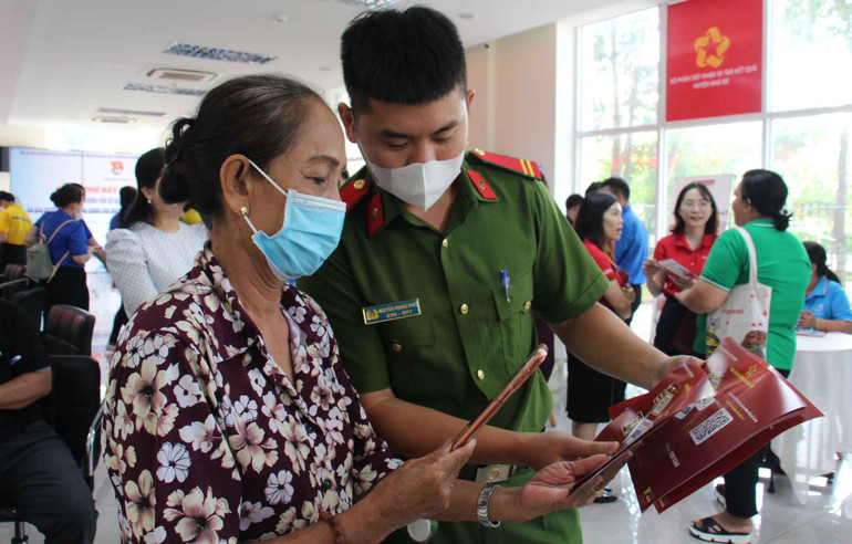 Công an huyện Nhà Bè hướng dẫn người dân cài đặt VNeID. Công an huyện Nhà Bè hướng dẫn người dân cài đặt VNeID.