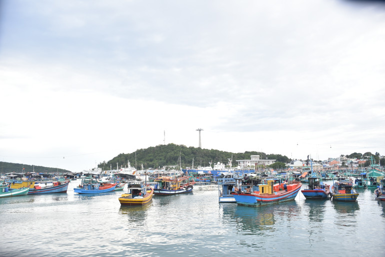 Tàu đánh cá neo đậu gần khu vực cảng biển quốc tế An Thới.