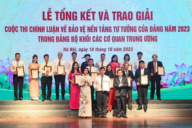 Bí thư Đảng ủy Khối các cơ quan Trung ương Nguyễn Văn Thể và Tổng Giám đốc TTXVN Vũ Việt Trang trao giải cho các tác giả, nhóm tác giả đoạt giải ở thể loại Tạp chí. (Ảnh: DUY LINH)