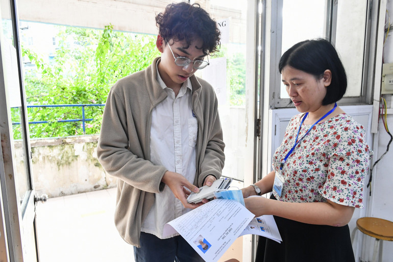 Các thí sinh làm thủ tục cuối cùng trước khi vào phòng thi. (Ảnh: Thành Đạt)