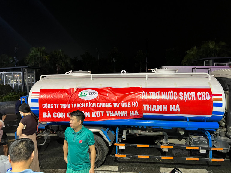 Nhiều đơn vị, tổ chức cũng chung tay hỗ trợ nguồn nước sạch tạm thời cho cư dân Khu đô thị Thanh Hà.
