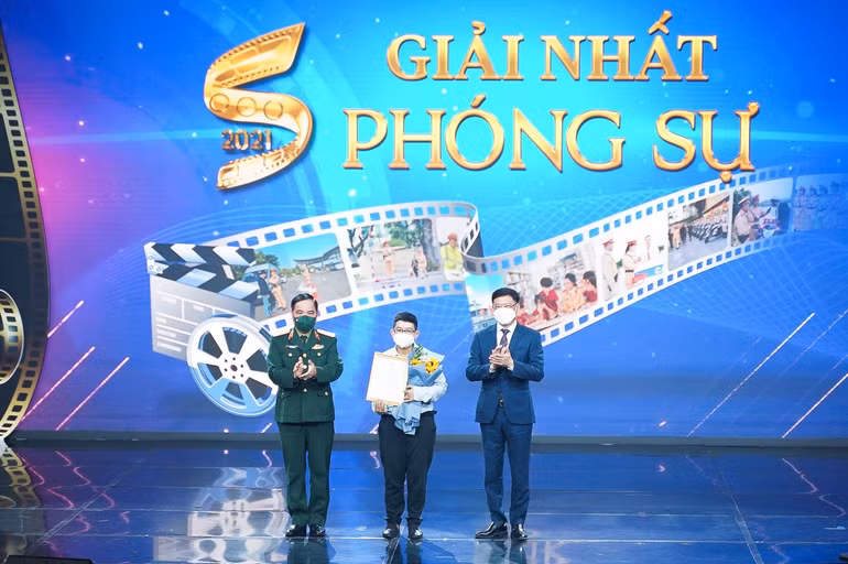 Tác giả đoạt giải Nhất thể loại Phóng sự trong liên hoan phim toàn quốc về an toàn giao thông năm 2021.