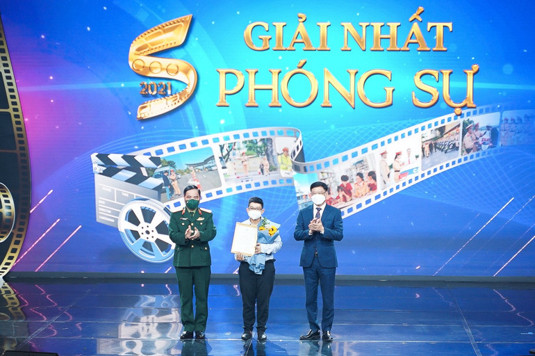 Tác giả đoạt giải Nhất thể loại Phóng sự trong liên hoan phim toàn quốc về an toàn giao thông năm 2021.