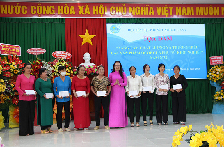 Tặng quà cho phụ nữ có hoàn cảnh khó khăn