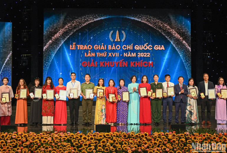 Trao giải Khuyến khích cho các tác giả, đại diện nhóm tác giả đoạt giải. (Ảnh: DUY LINH)